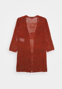 Åbenstrikket cardigan i rustfarve med cirkulære mønstre, trekvartlange ærmer og et løst, flydende design.