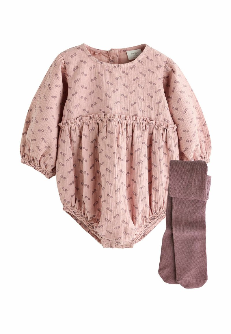 Rompers pour bébé à motifs floraux roses avec taille froncée et manches longues, assorti de collants roses foncés. Tissu doux et texturé.