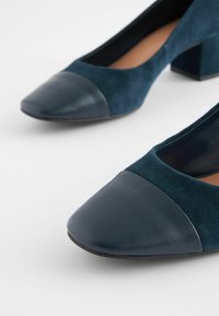 Next FOREVER COMFORT LOW BLOCK REGULAR WIDE FIT - Pumps - navy
