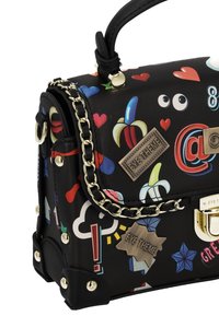 Bolso negro con estampados gráficos coloridos, que cuenta con un asa superior, correa de cadena, tachuelas metálicas y una placa de logo en relieve.