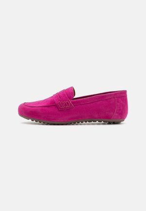 Lys pink mokkasinsko i ruskind med en glat finish, rund tå og en dekorativ rem over toppen. Sålen har små teksturerede gummidupper.