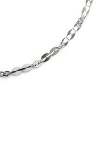 Collana in metallo argentato con catena caratterizzata da anelli rotondi e lucidi, con superfici alternate piatte e leggermente rialzate, che creano un effetto tessurizzato.