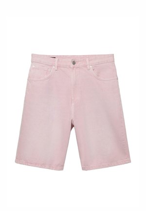 Svetlo roza džins kratke hlače z zankami za pas, sprednjim gumbom, zadrgo in pet žepnim dizajnom na belem ozadju.