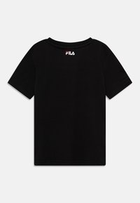 T-shirt nero a maniche corte in cotone, con colletto rotondo a costine. Logo bianco e rosso ben visibile nella zona del collo sul retro.