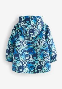 Barns regnjacka med ett blått och grönt motiv av glada ansikten, tillverkad av vattentätt material med justerbar huva och elastiska ärmslut.