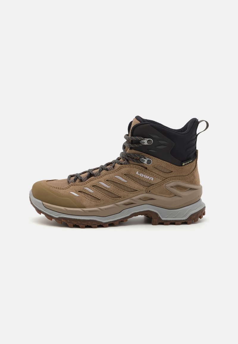 Bruine wandelboot met een getextureerde suède bovenkant, netaccenten en een grijze rubberen zool. Voorzien van vetersluiting en een padded enkelkraag voor ondersteuning.