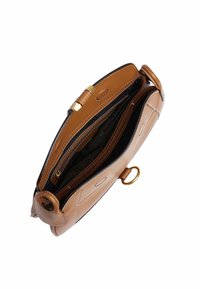 Borsa a tracolla in pelle tan con hardware dorato, dotata di scomparto principale con zip, tasche interne e silhouette arrotondata.