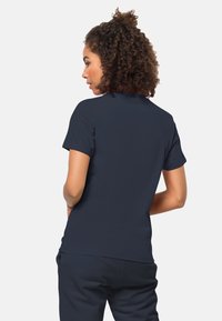 Navyblaues T-Shirt mit kurzen Ärmeln aus glattem Stoff, mit Rundhalsausschnitt und lockerem Schnitt. Die Rückansicht hebt das nahtlose Design hervor.