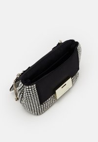 Sort clutch taske med metalliske sølvfarvede rhinestones, der har en glat tekstur og en hardware-lås i guldfarve. Åbent design.