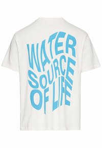 Weißes Baumwoll-T-Shirt mit fettem blauen Text, der "WASSERQUELLE DES LEBENS" zeigt, wobei die Worte geschwungen und in unterschiedlichen Größen über den Rücken verteilt sind.