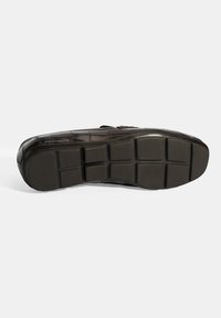 Dunkelbrauner Lederschuh mit einem strukturierten Krokodilmuster und einer flachen, segmentierten Gummisohle, die glatte und matte Abschnitte aufweist.