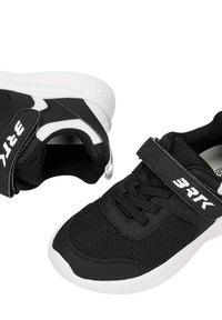Czarne buty sportowe z siateczkowego materiału, biała gumowa podeszwa, zapinane na sznurówki i rzep. Posiadają białe akcenty i logo marki.
