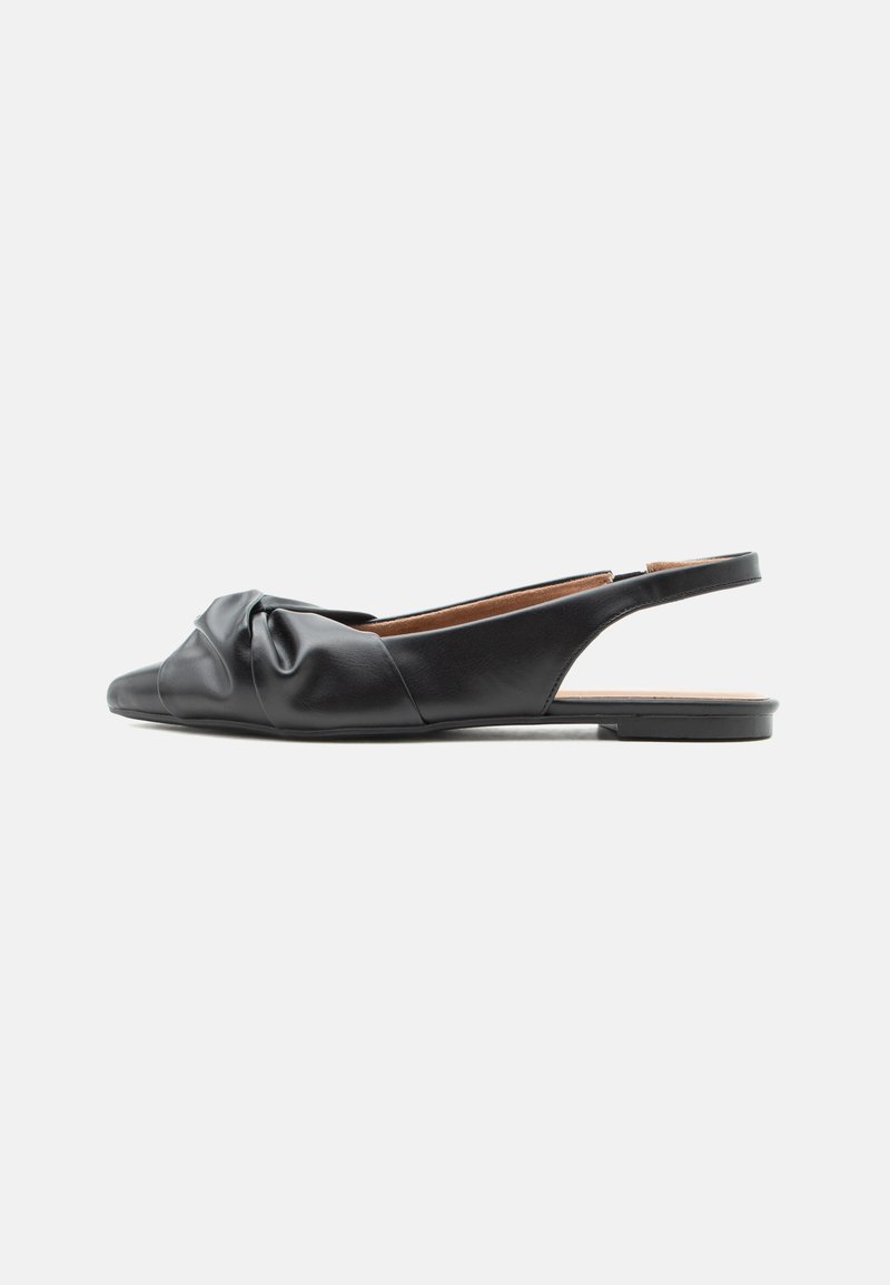 Μαύρο δερμάτινο επίπεδο παπούτσι slingback με περίτεχνο κόμπο πάνω από τα δάχτυλα και χαμηλό τακούνι, εμφανίζεται σε προφίλ με κατεύθυνση προς τα αριστερά.