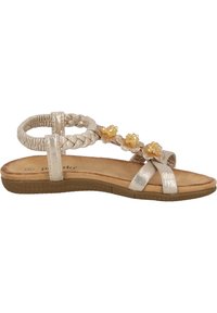 Gouden metallic sandaal met gevlochten enkelband, voorzien van gele bloemenversieringen en een gevoerde binnenzool met gestructureerde zool.