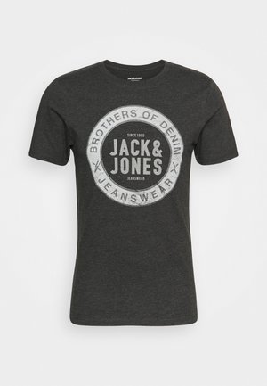 Ciemnoszara koszulka z krótkim rękawem i okrągłym dekoltem, z białym okrągłym logo z napisem „Brothers of Denim, Jack & Jones, Jeanswear, Since 1990” na przodzie.