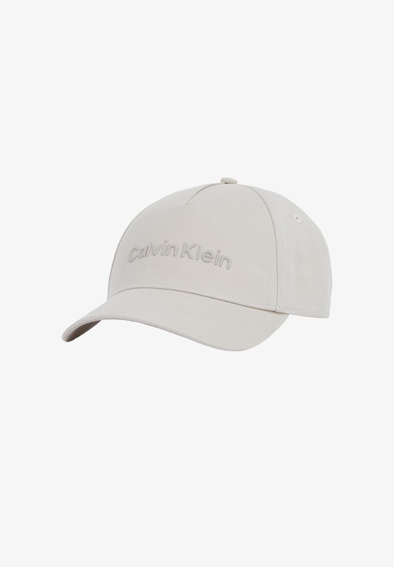 Cappellino da baseball beige Calvin Klein con visiera curva e nome del marchio in rilievo al centro anteriore.
