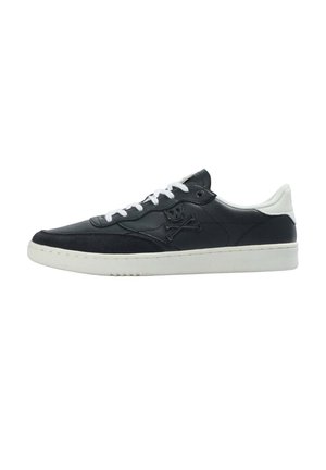 Schwarze Ledersneaker mit einer Wildleder-Spitze, weißen Schnürsenkeln und einem Totenkopf-und-Kreuzbones-Logo an der Seite. Weiße Gummisohle, schlanker Schnitt.