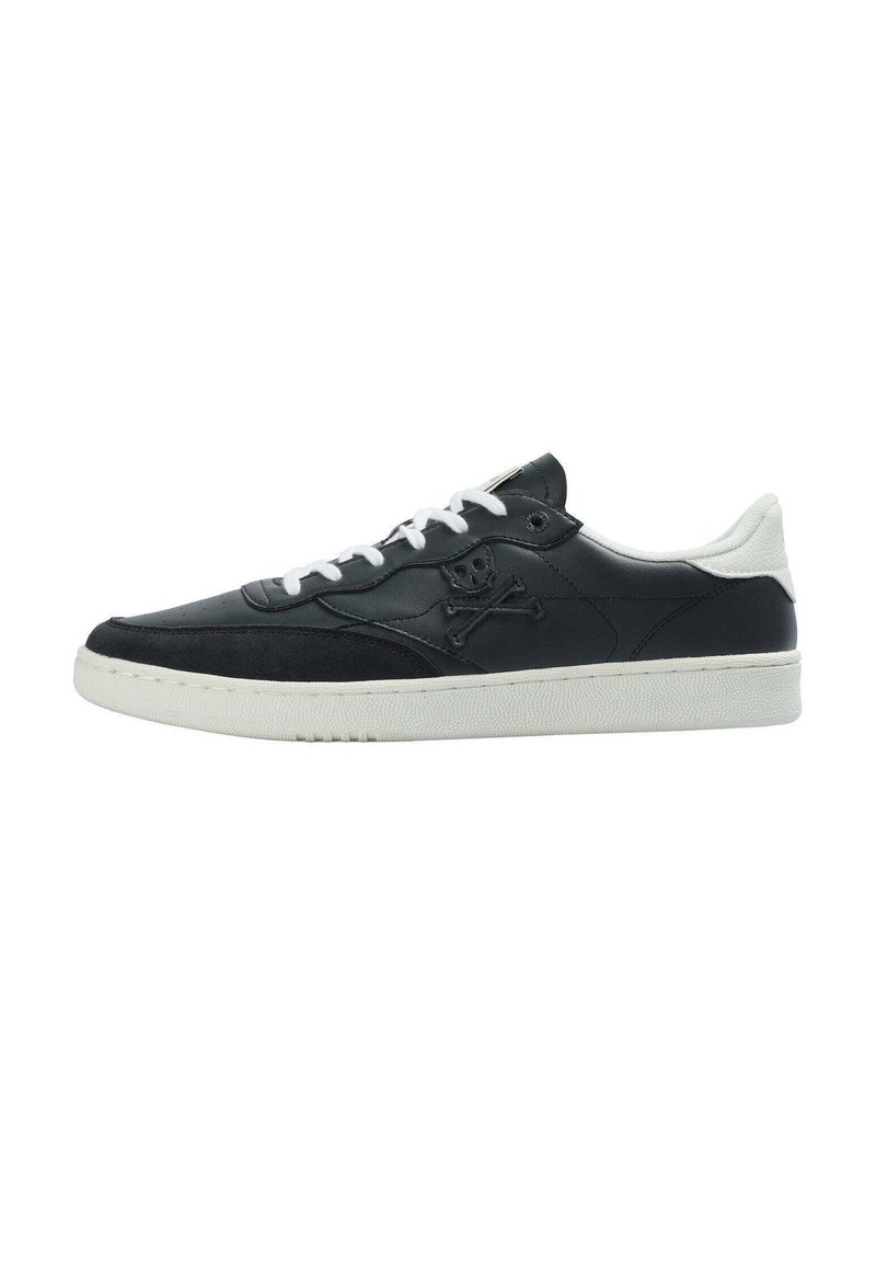 Schwarze Ledersneaker mit einer Wildleder-Spitze, weißen Schnürsenkeln und einem Totenkopf-und-Kreuzbones-Logo an der Seite. Weiße Gummisohle, schlanker Schnitt.