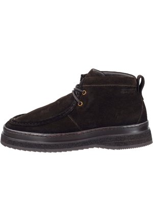 Schwarze Wildleder-Ankle Boots mit abgerundeter Spitze, Schnürung vorne und goldfarbenen Ösen; gepolsterte Gummisohle und dezente Nähte.