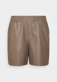 Pantaloni corti in finta pelle marrone con cintura elasticizzata, caratterizzati da una texture liscia e linee pulite e sartoriali. Senza tasche o dettagli aggiuntivi.