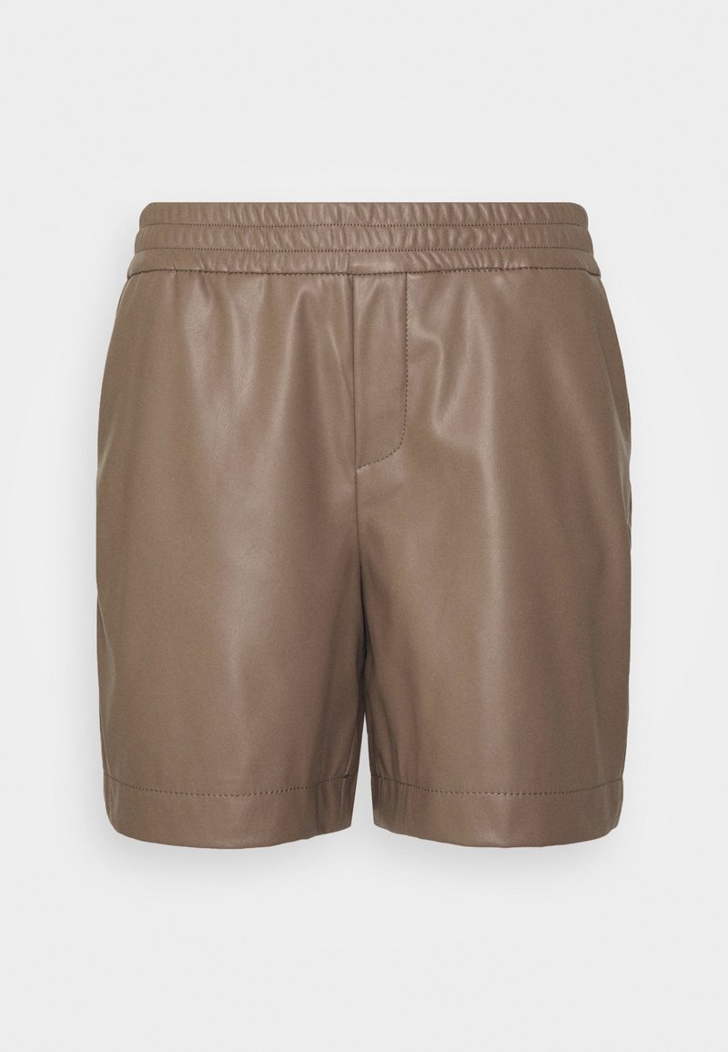 Pantaloni corti in finta pelle marrone con cintura elasticizzata, caratterizzati da una texture liscia e linee pulite e sartoriali. Senza tasche o dettagli aggiuntivi.