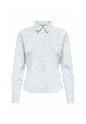 Camicia bianca a maniche lunghe con bottoni e colletto appuntito, decorata con piccoli dettagli argentati sparsi sulla parte superiore anteriore.