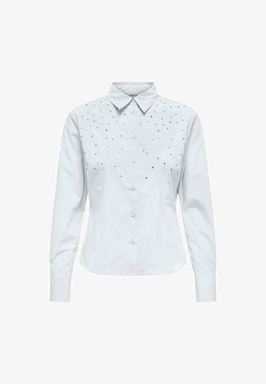 Camicia bianca a maniche lunghe con bottoni e colletto appuntito, decorata con piccoli dettagli argentati sparsi sulla parte superiore anteriore.