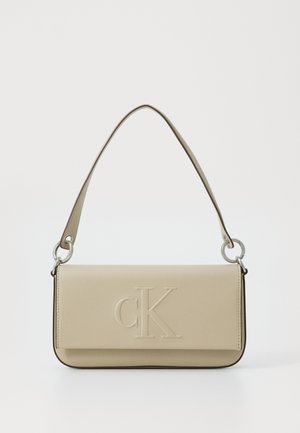 Calvin Klein Jeans, SCULPTED FLAP SHOULDER POUCH - Håndtasker - crockery