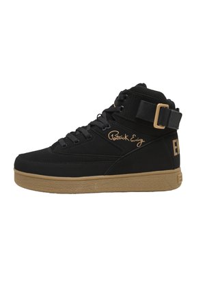 Sort high-top sneaker med tan sål, snørebånd, ankelrem og "Patrick Ewing" signatur på siden samt "EWING" tekst på hælen.