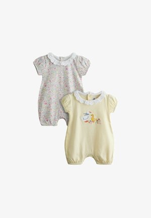 Două salopete pentru bebeluși cu guler din dantelă; una are un model floral în culori pastel, cealaltă este galbenă cu dungi și broderie cu rațe și flori.