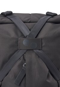 Dunkelgrauer Rucksack aus strapazierfähigem Material, mit verstellbaren Tragen und zwei schwarzen Druckknöpfen in der Mitte. Strukturiertes Finish mit verstärkten Nähten.