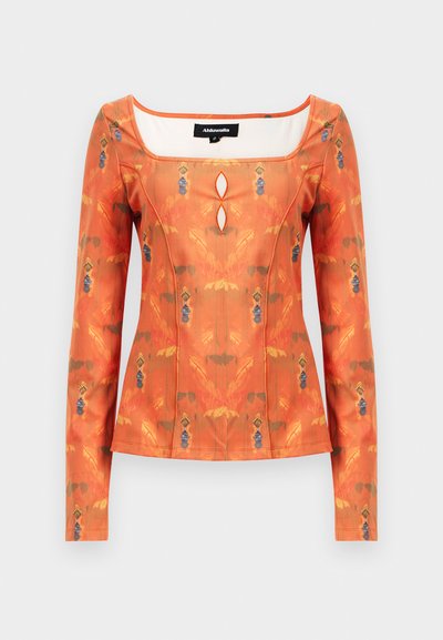Top de manga longa em laranja vibrante com estampa floral. Apresenta decote quadrado e detalhe de abertura decorativa. Textura de tecido suave.