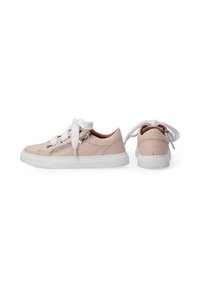 Pfirsichfarbene Leder-Sneaker mit weißen Schnürsenkeln, seitlichem Reißverschlussdetail und flachen weißen Gummisohlen. Abgerundete Zehenpartie und minimalistisches Design.