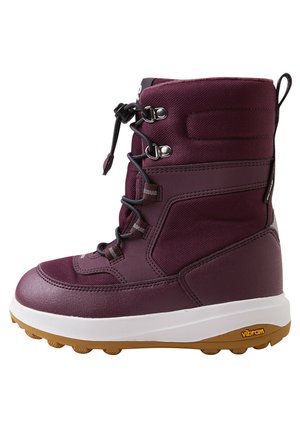 Stivale impermeabile color bordeaux con tomaia sintetica, suola bianca e soletta in gomma. Presenta chiusura con lacci, collare imbottito e dettagli laterali.
