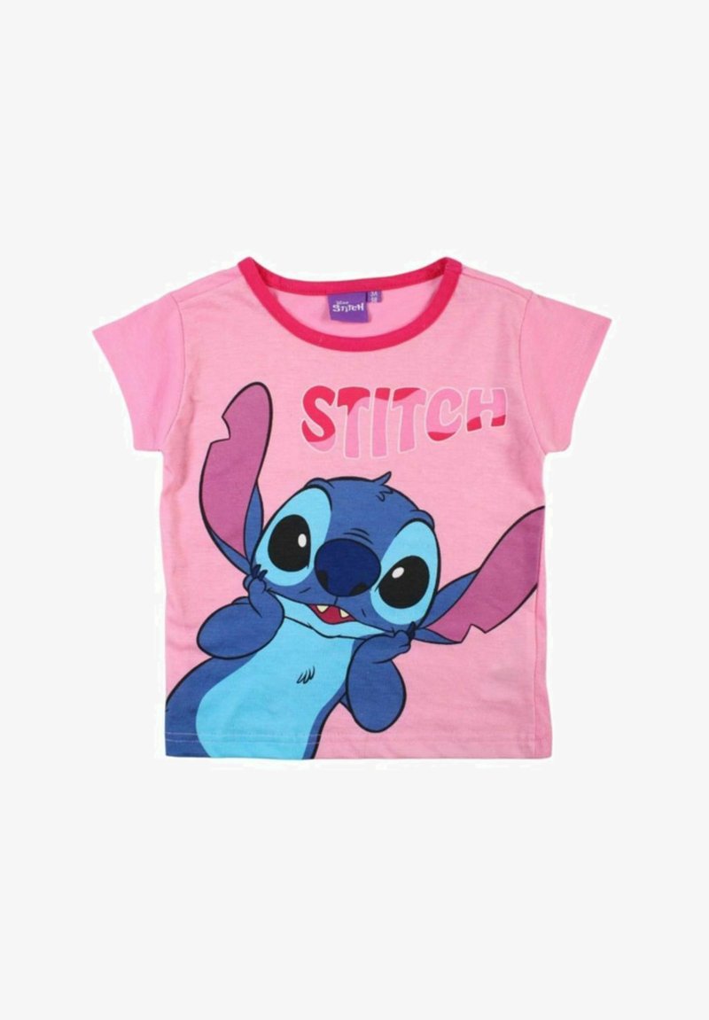 T-shirt rose pour enfants à manches courtes, avec un grand graphique représentant un personnage de dessin animé bleu et le mot "STITCH" en lettres majuscules et dans une police ludique.