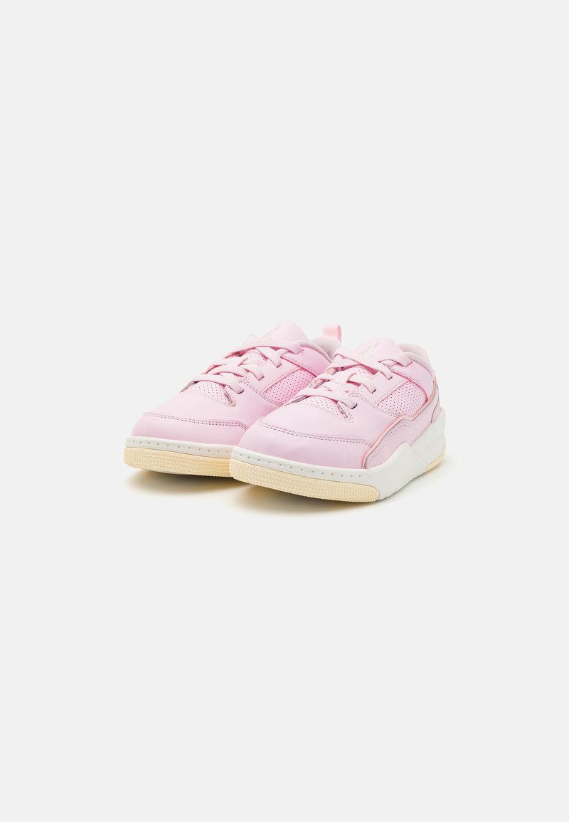 Des chaussures de sport roses en cuir lisse et perforé, avec un bout arrondi, une semelle en caoutchouc et un laçage à l'avant avec des accents contrastés.