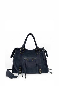 Sac à main en suede bleu foncé avec deux poignées, poche zippée à l'avant, accents en boucle en laiton et une bandoulière réglable sur fond blanc.