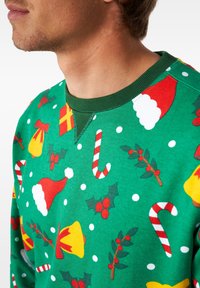 Sudadera verde con un patrón festivo de gorros de Santa, bastones de caramelo, acebo, regalos y campanas, con un cuello acanalado y una textura suave.