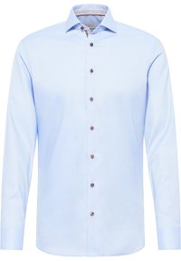 Camicia azzurro chiaro a maniche lunghe con colletto standard, dotata di bottoni marroni e tessuto texturizzato con un motivo sottile all'interno del colletto.