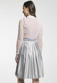 Robe grise et rose avec une jupe en satin plissée, des manches longues en dentelle et un corsage supérieur en velours. Présente des motifs floraux et une fermeture dans le dos.