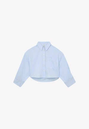 Vaaleansininen lyhyt nappipaita, jossa on pitkät hihat, terävä kaulus, etutasku rinnassa ja kaareva helma.