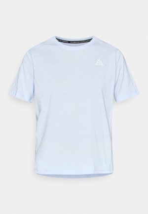 Ανοιχτό μπλε κοντομάνικο t-shirt με στρογγυλή λαιμόκοψη και μικρό λευκό τρίγωνο λογότυπο στο αριστερό στήθος, σχεδιασμένο για trail running και εξοπλισμό για όλες τις καιρικές συνθήκες.