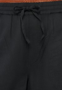 Μαύρο ελαφρύ παντελόνι με ελαστική μέση, κορδόνι ρυθμιστικό και εμπρόσθιες πιέτες, κατασκευασμένο από απαλό ύφασμα για άνεση.