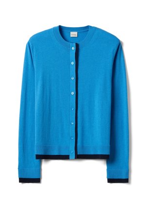 Cárdigan azul con cuello redondo, cierre frontal con botones y ribete acanalado azul marino en los puños y el dobladillo. Hecho de tela suave, con una textura lisa.