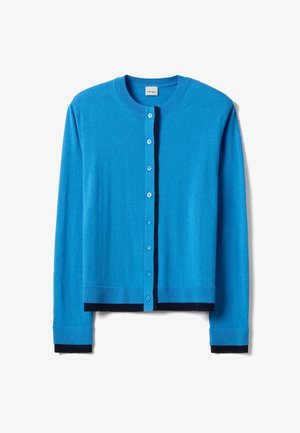 Blauer Cardigan mit rundem Halsausschnitt, Knopfleiste vorne und navyblauen, gerippten Abschlüssen an Bündchen und Saum. Hergestellt aus weichem Stoff mit einer glatten Textur.