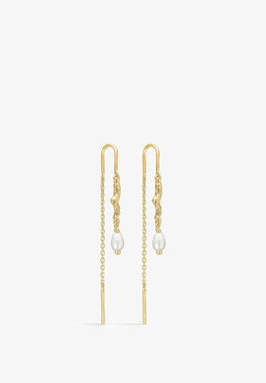 Boucles d'oreilles en or au design texturé, avec une chaîne délicate et des perles blanches en bas. Forme élégante et allongée avec des barres fines.