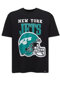 Černé bavlněné tričko s opotřebovanou grafikou v barvě modrozelené zobrazující helmu New York Jets a výrazným bílým textem "NEW YORK JETS."