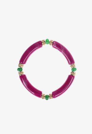 Bracelet en résine fuchsia avec des segments courbés, des perles d'accent vertes et des intercalaires dorés. Texture lisse et finition brillante. Design circulaire.