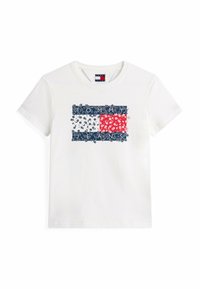 T-shirt en coton blanc avec un design graphique présentant un motif de drapeau en bleu marine, rouge et avec des accents floraux, col rond, manches courtes.