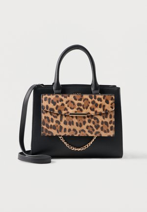 Borsa nera con tracolla leopardata, caratterizzata da un accento in catena dorata e doppi manici. Include una tracolla rimovibile.